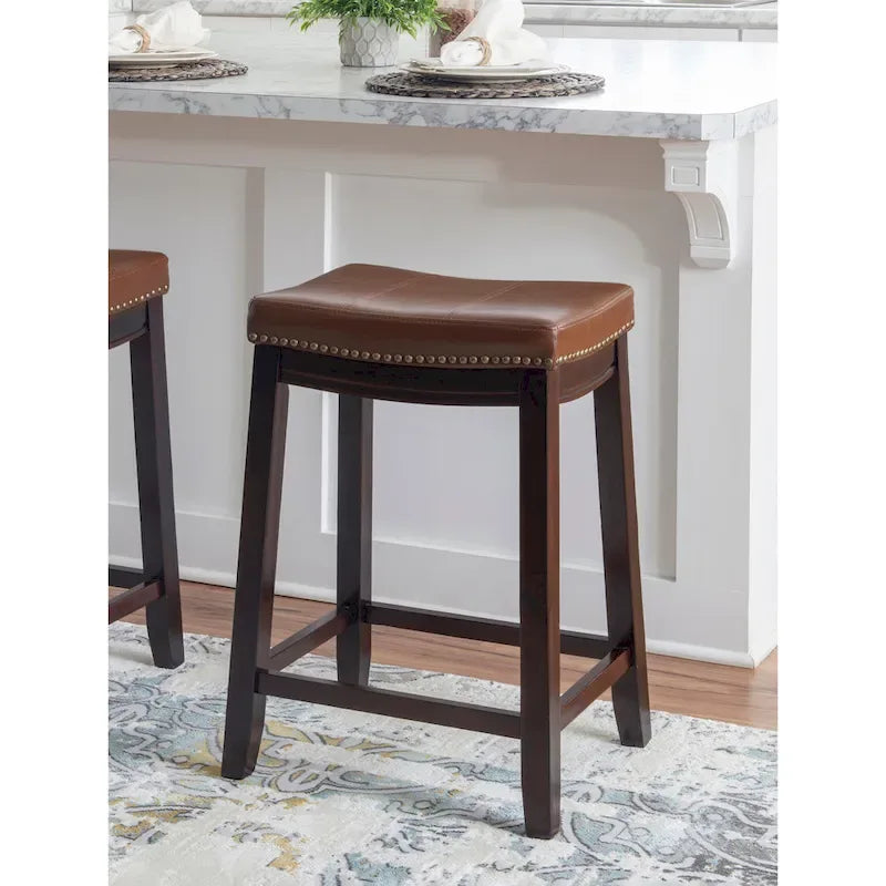 Sgabello da bancone in similpelle color cognac, struttura in legno espresso, seduta singola