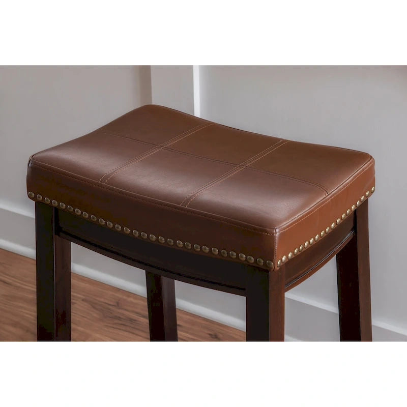 Sgabello da bancone in similpelle color cognac, struttura in legno espresso, seduta singola