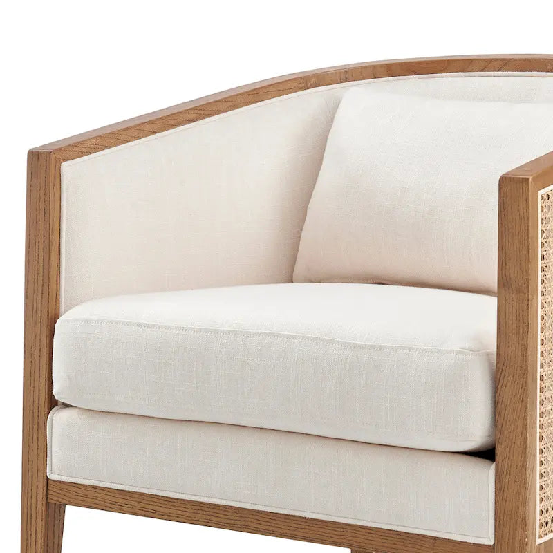 Poltrona di design in lino naturale con schienale curvo e struttura in rattan, seduta singola